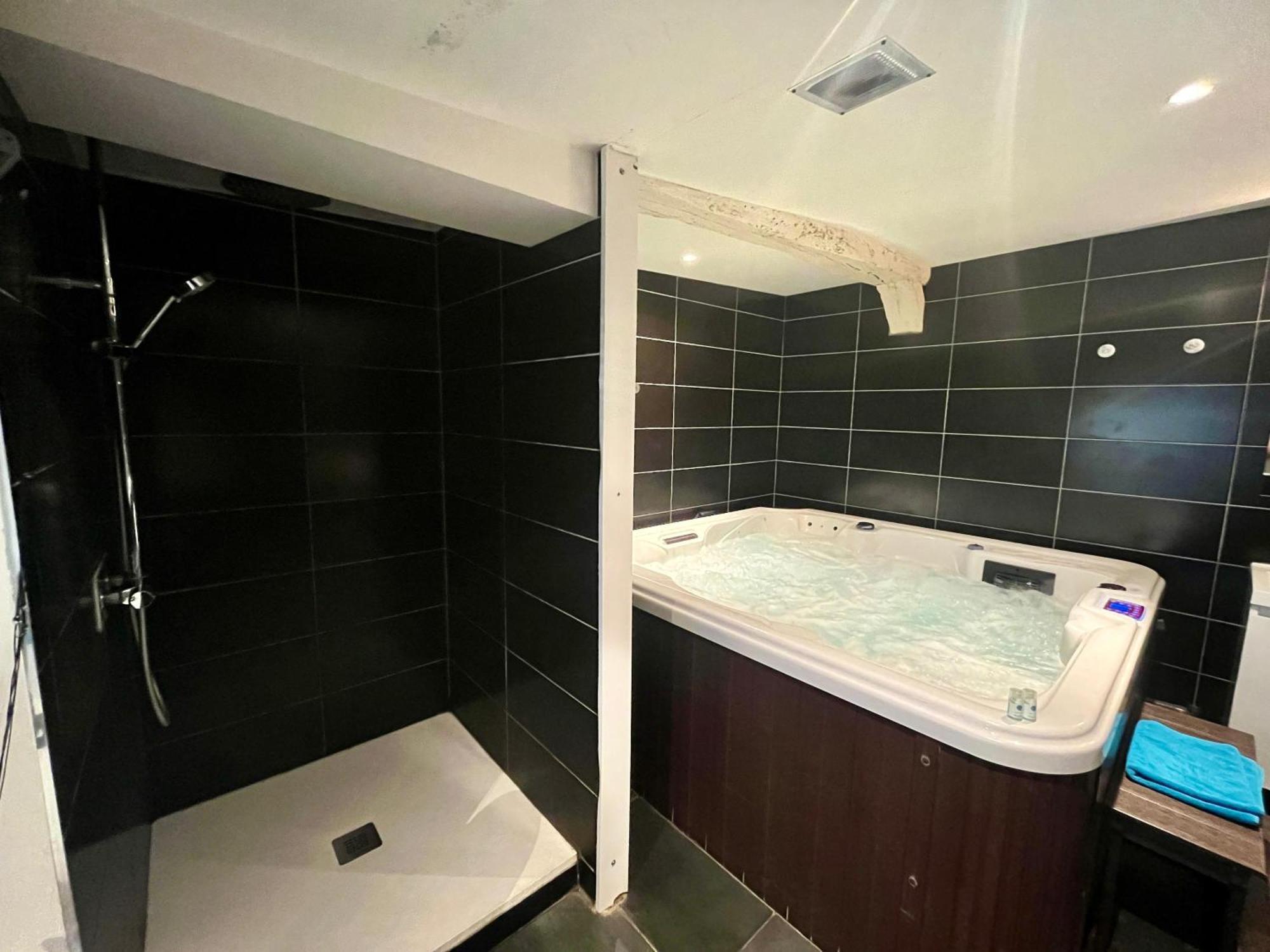 شقة Escapade Romantique - Jacuzzi Et Parking Prive - 002 روان المظهر الخارجي الصورة